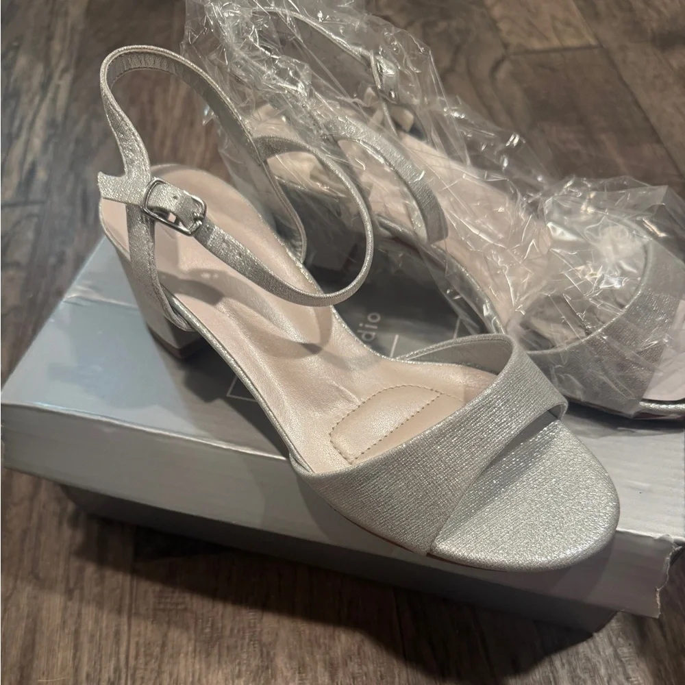 DB Studio Kori Elegant Silver Women's low heels NIB SZ 7